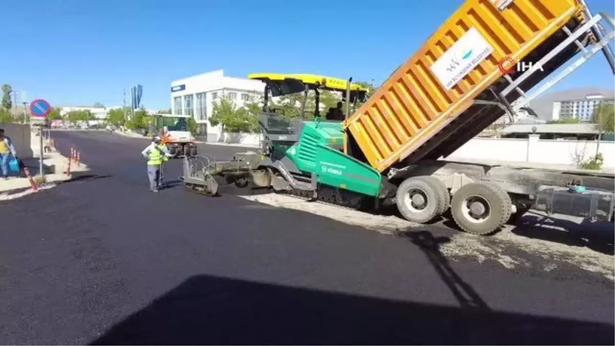 Van Büyükşehir Belediyesi Ethem Dede Caddesi\'ni asfaltlıyor