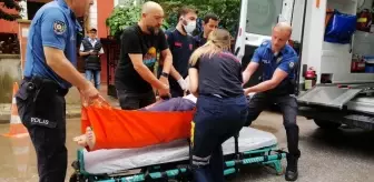 Yataktan düşüp yerden kalkamayan yaşlı adamın yardımına ekipler koştu