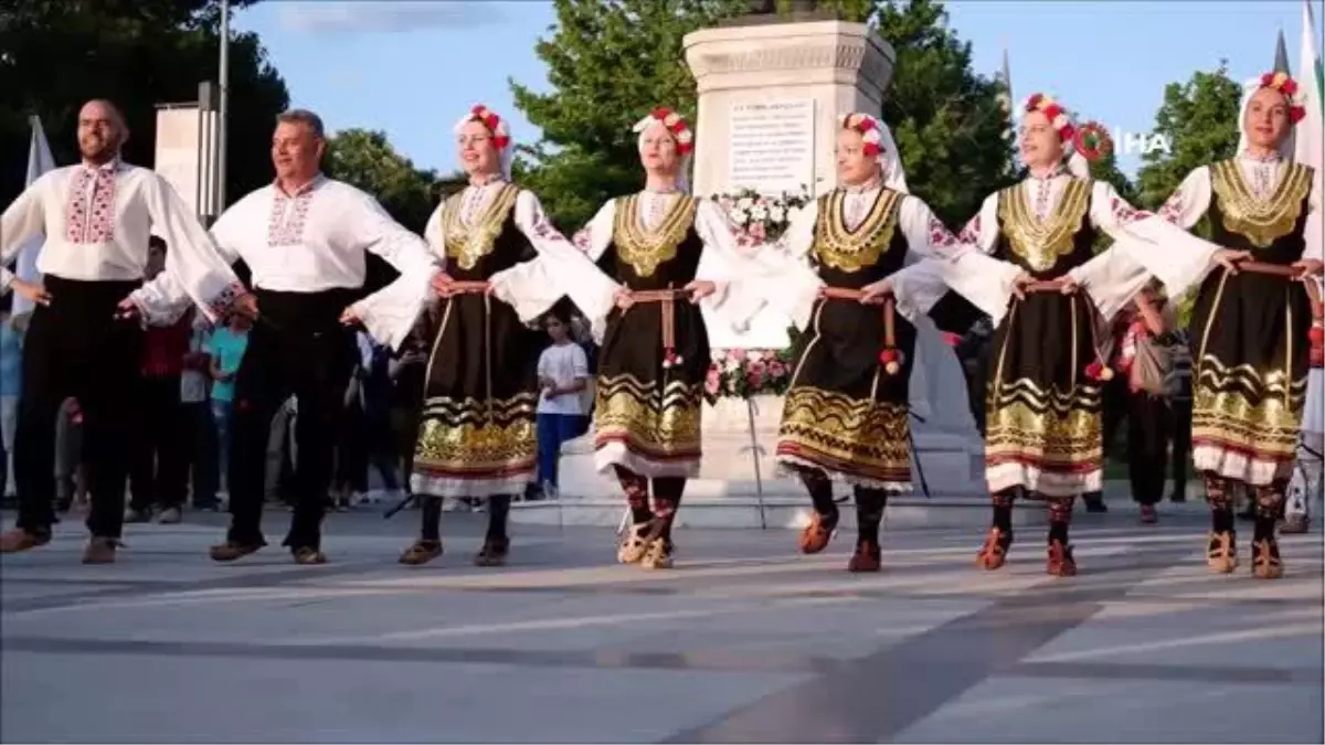 Yerli ve yabancı halk, dans gruplarının gösterileri ilgiyle izlendi