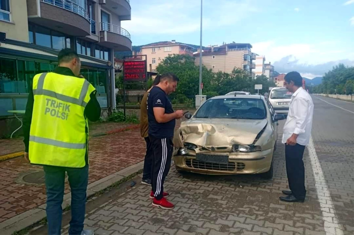 Yoldan çıkan araç, önce işaret tabelasına sonra çöp bidonlarına çarptı