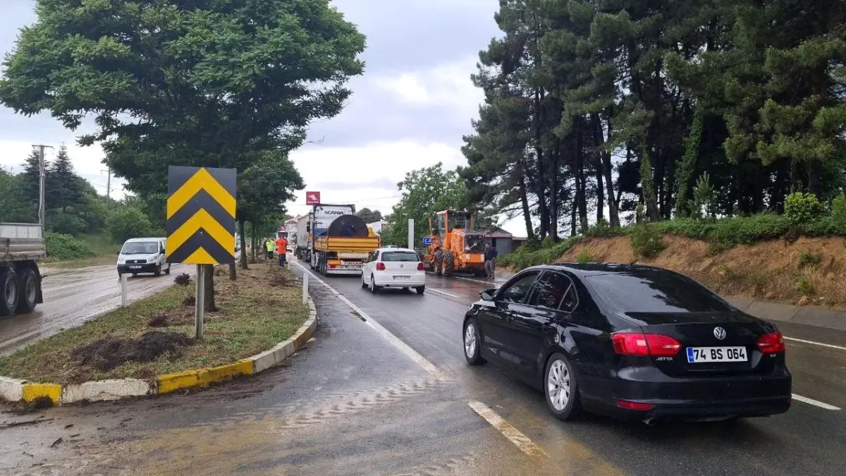 Zonguldak-Düzce yolu sel nedeniyle trafiğe kapandı