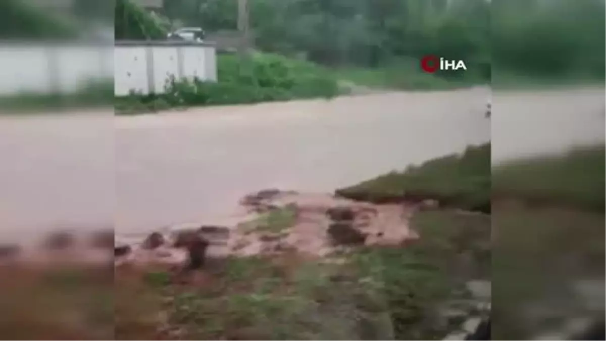 Zonguldak-Düzce yolu sel nedeniyle trafiğe kapandı