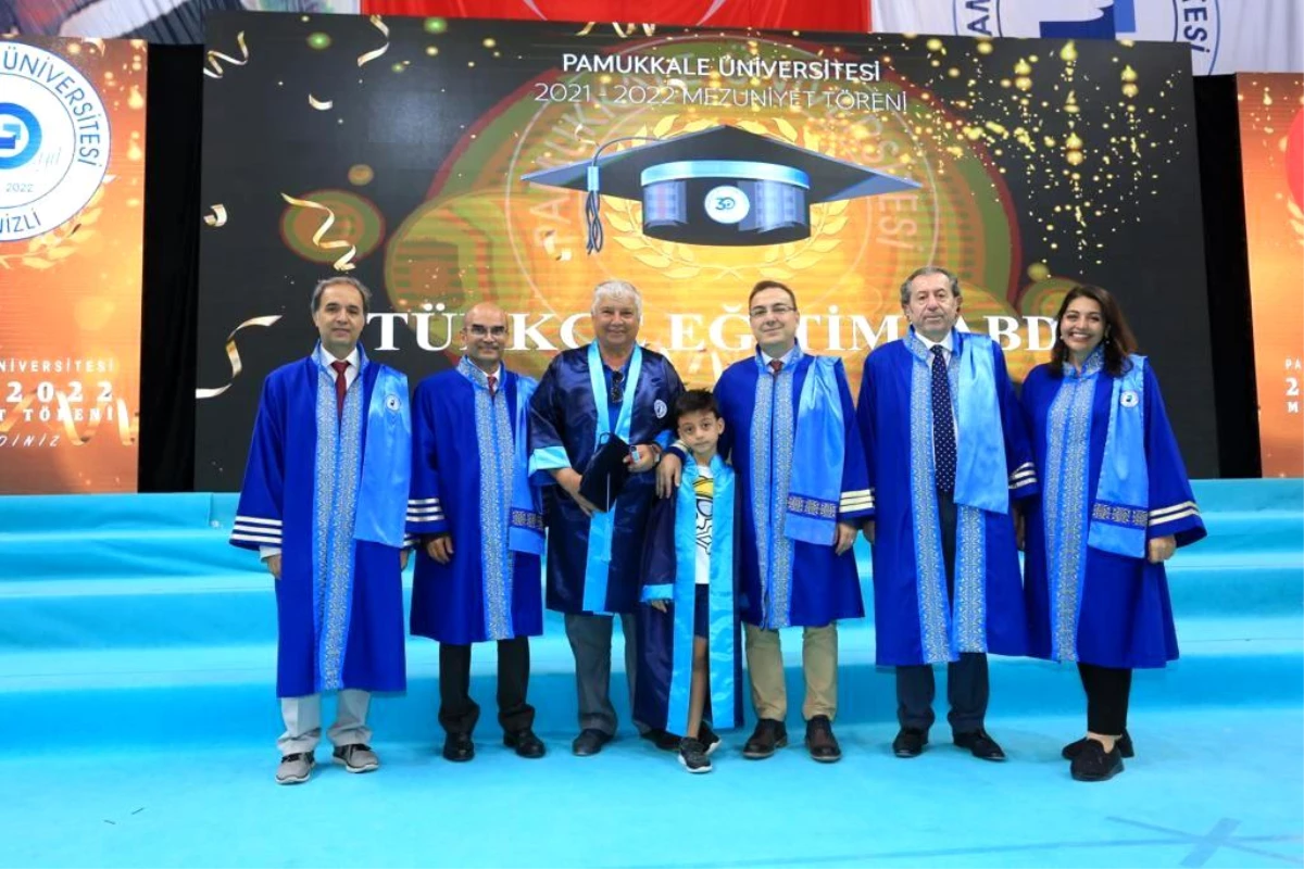 67 yaşında torunu ile birlikte diplomasını aldı