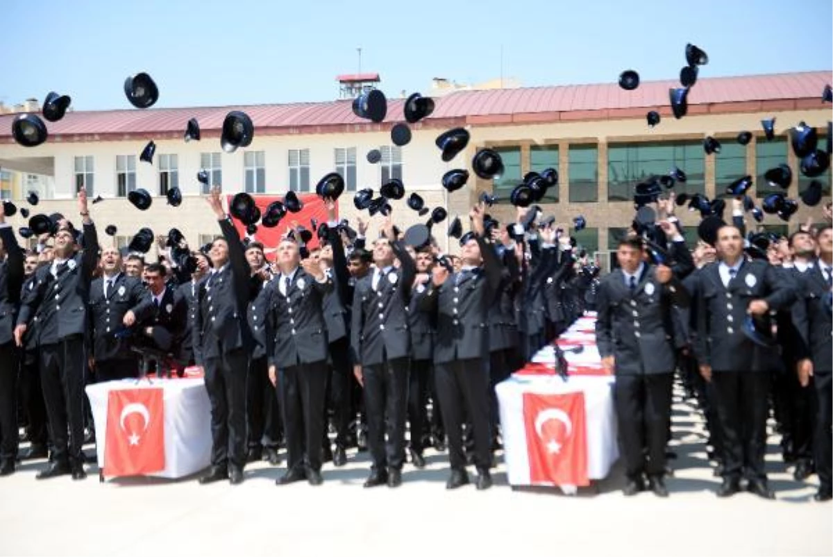 Adana\'da polis adaylarının mezuniyetinde sıcak etkisi; su molası verildi