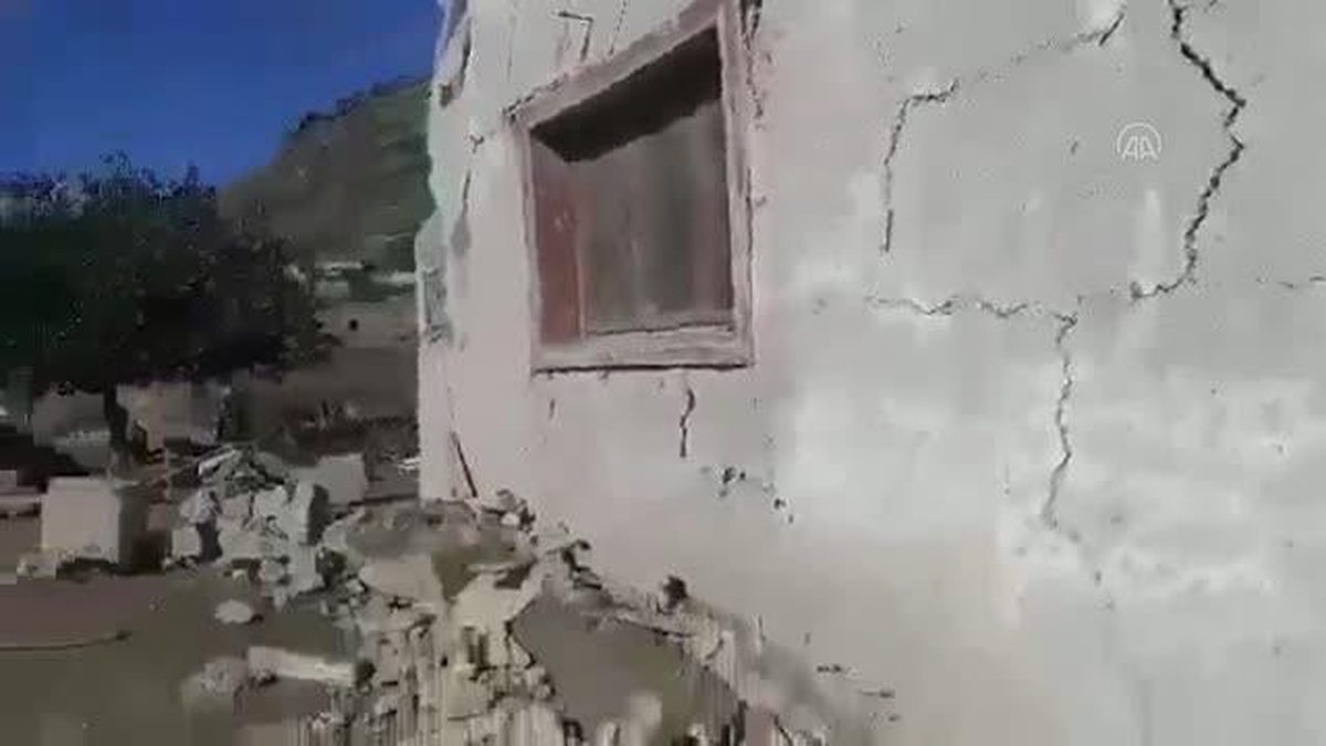 Afganistan\'daki depremde hayatını kaybedenlerin sayısı 920\'ye yükseldi