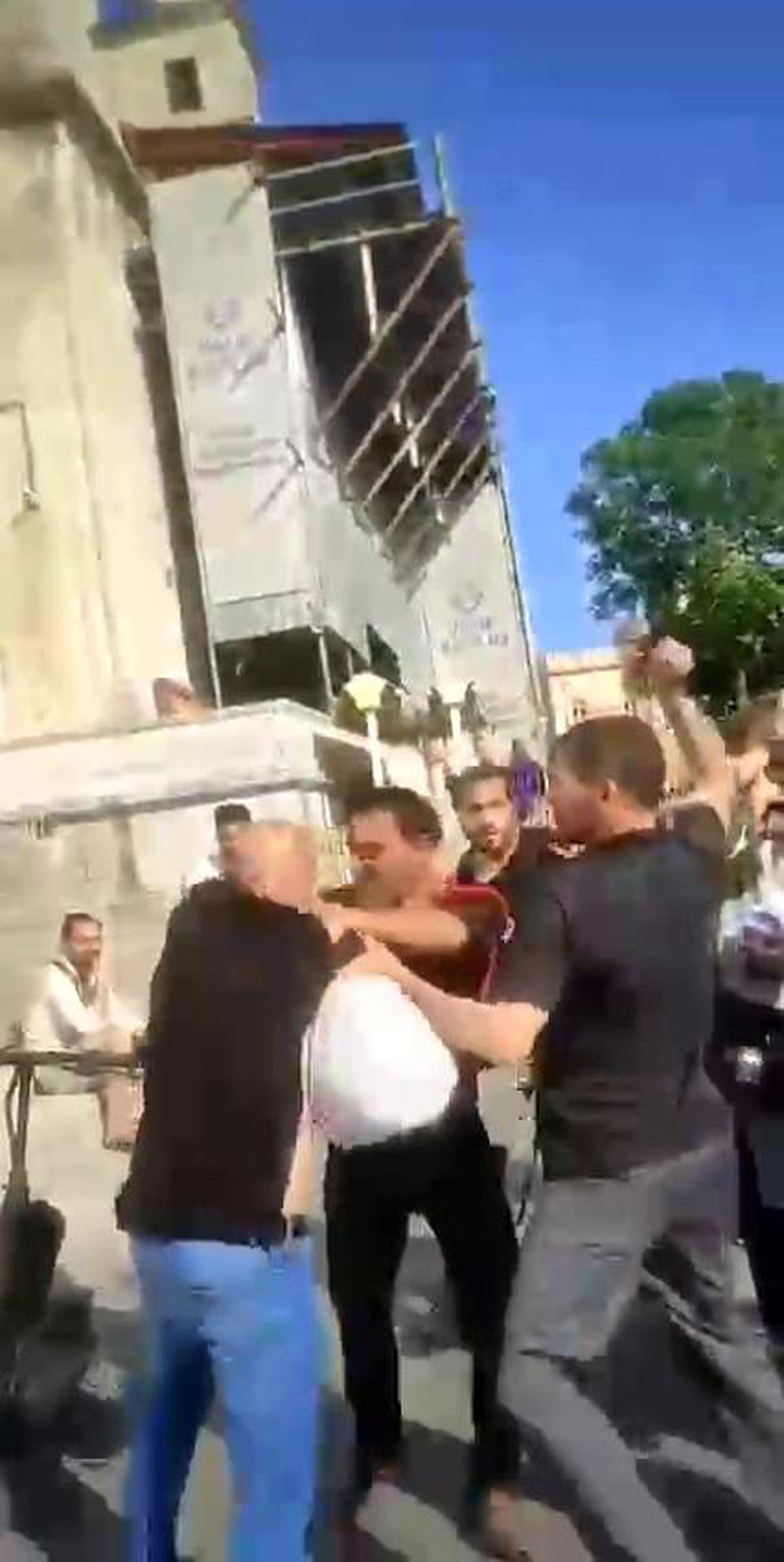 Ahsen TV Muhabiri Bülent Yapraklıoğlu, Eminönü\'nde darp edildi