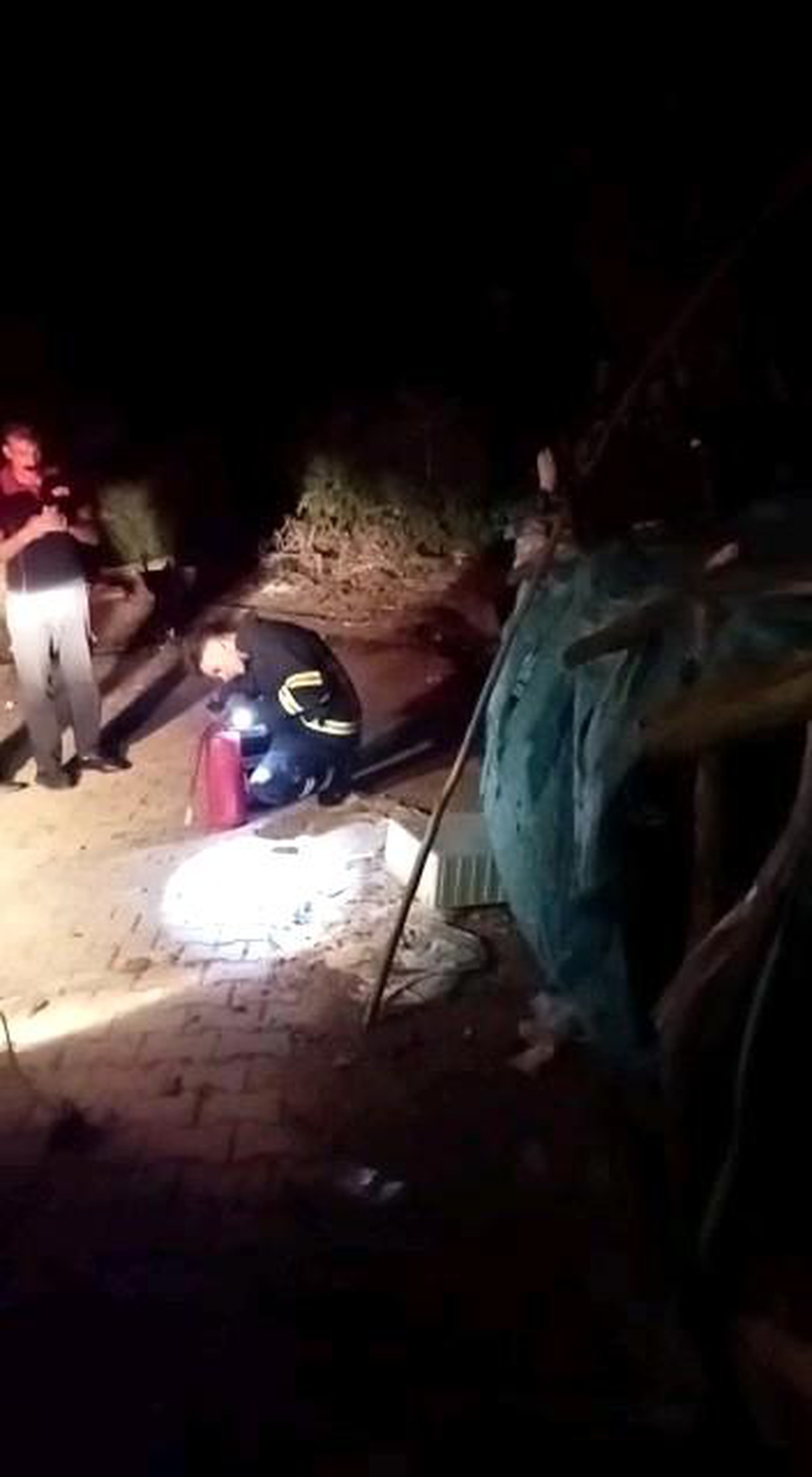 Alev alan piknik tüpü evi yakıyordu