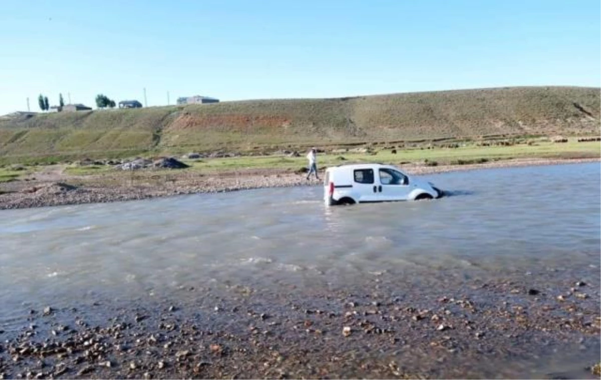 Arabasını nehirde yıkamak isteyen vatandaş şok yaşadı! Aracı sulara kapılarak sürüklendi