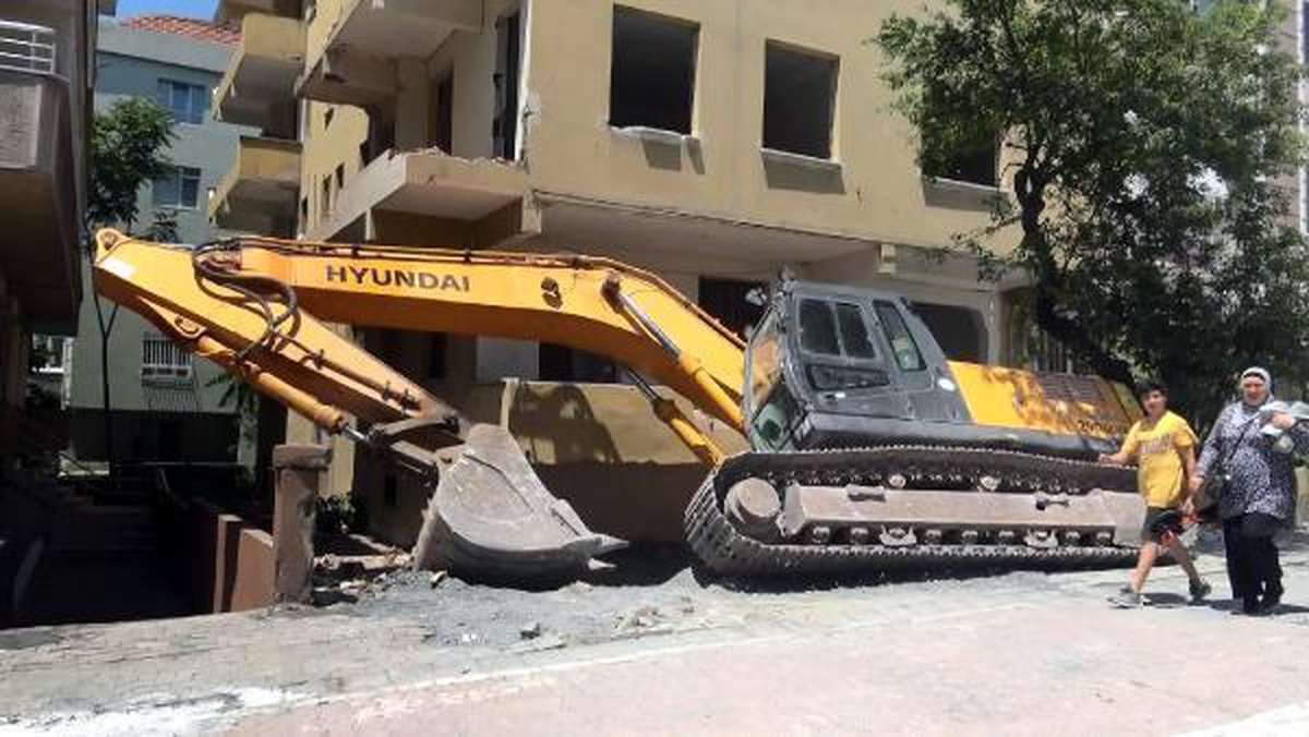 Avcılar\'da yıkım için getirilen iş makinesi kanalizasyona düştü