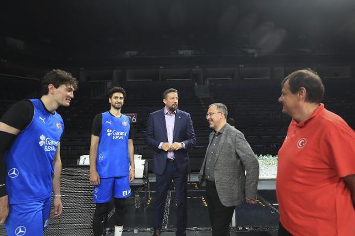 Bakan Kasapoğlu\'ndan A Milli Erkek Basketbol Takımı\'na destek