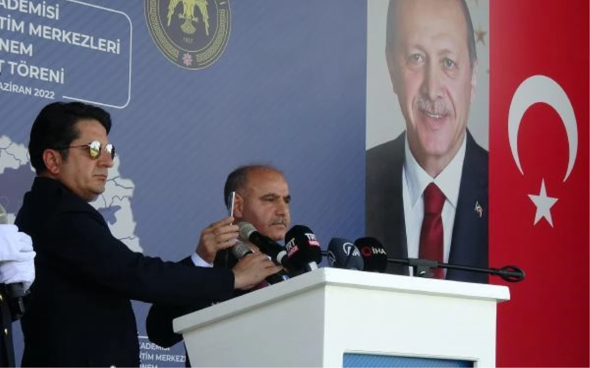 Bakan Soylu, mezuniyet törenine giderken kazada ölen polis adayının kardeşi için taziyede bulundu