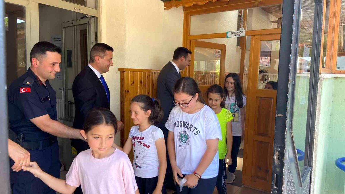 Başarılı öğrencilerle öğle yemeğinde bir araya geldi