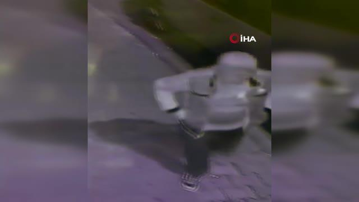 Bayrampaşa\'da araçlara dadanan hırsız kamerada: 6 aracı soyan hırsız, çaldıklarını sattığı kişiyle birlikte yakalandı