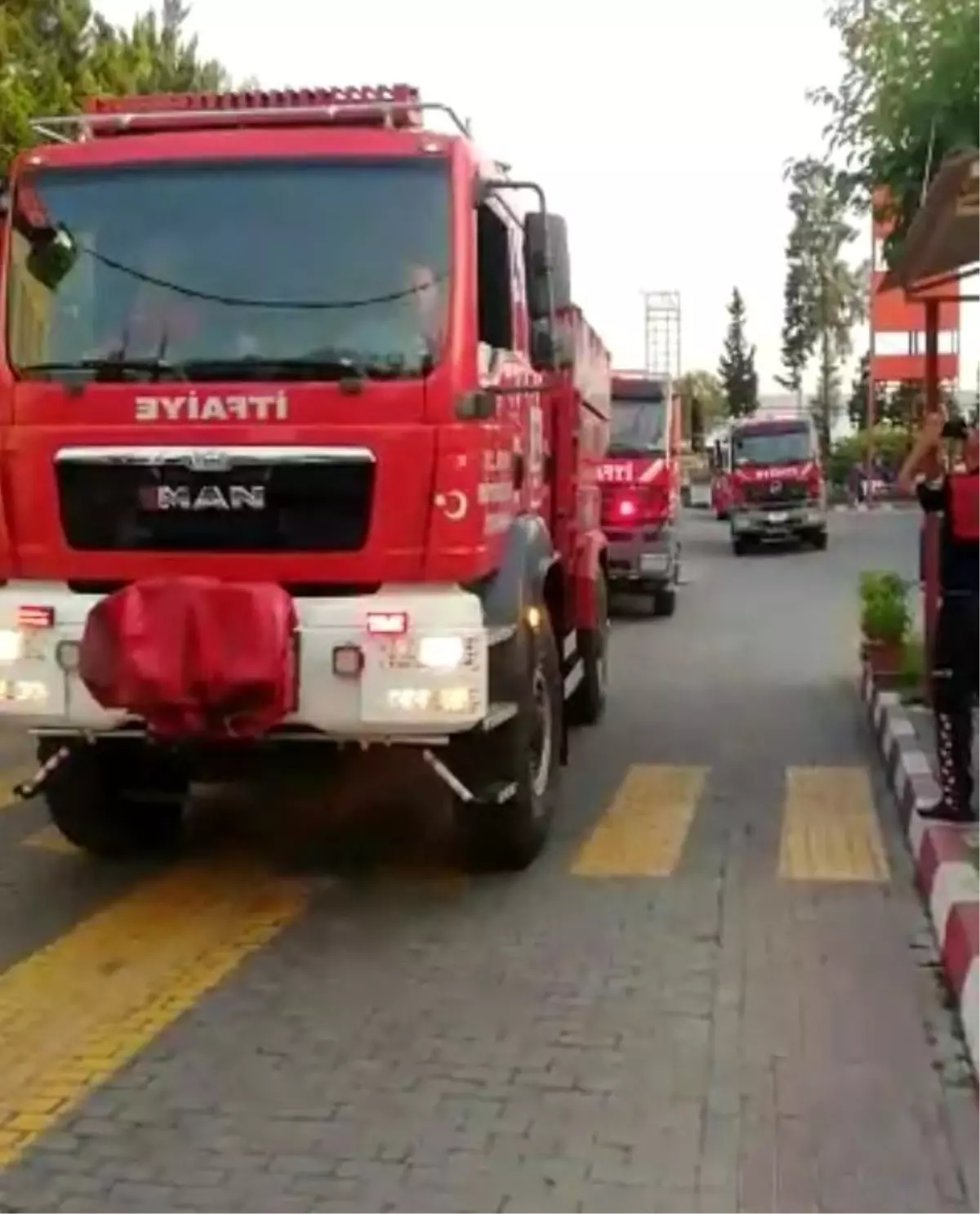 Büyükşehir ekipleri sirenler eşliğinde Marmaris\'e yola çıktı