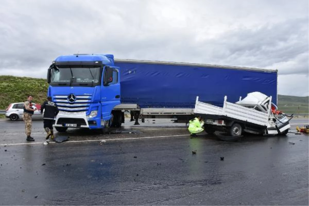 Erzurum\'da TIR ile kamyonet çarpıştı: 2 ölü