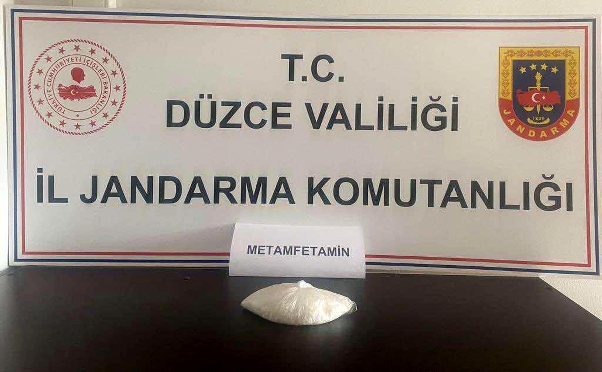 Gençleri zehirleyecekti otobüste yakalandı