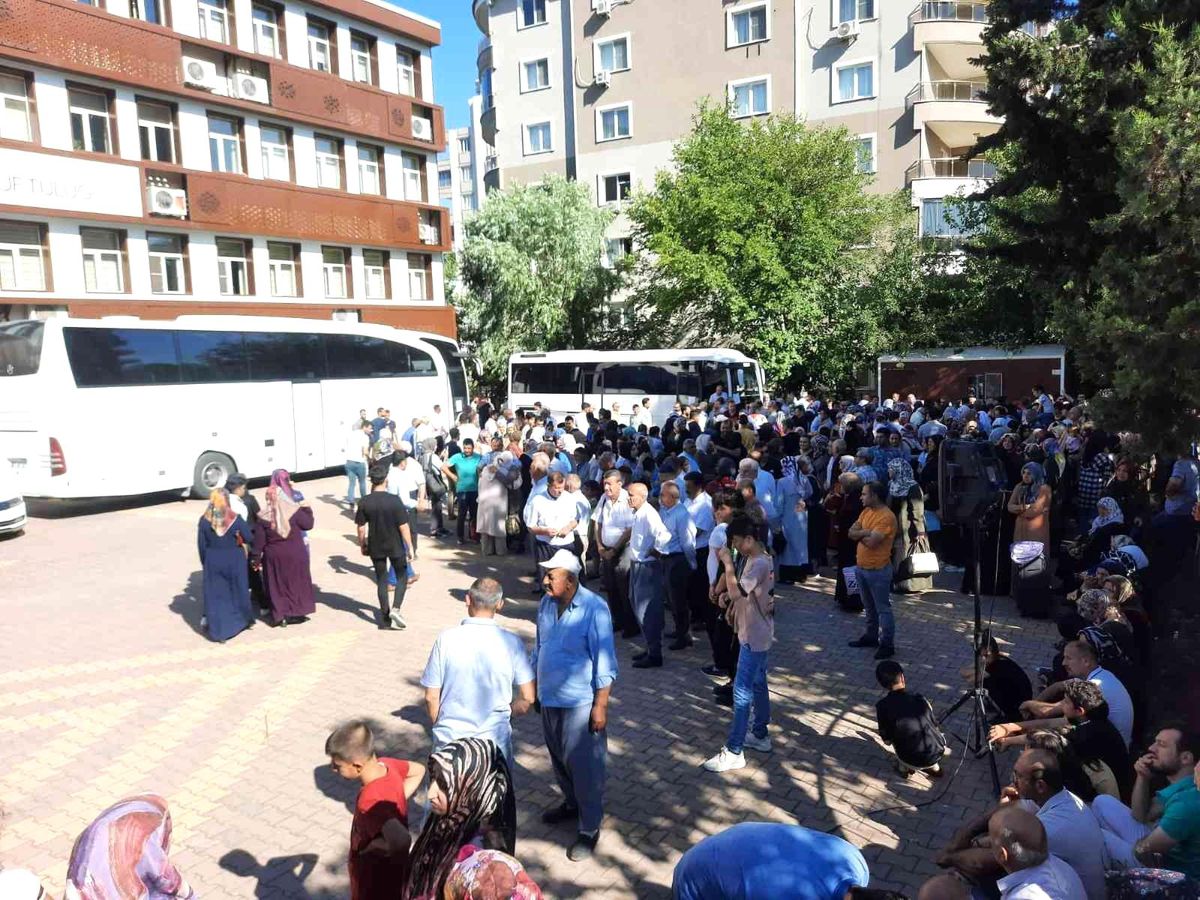 Hacı adayları dualarla uğurlandı