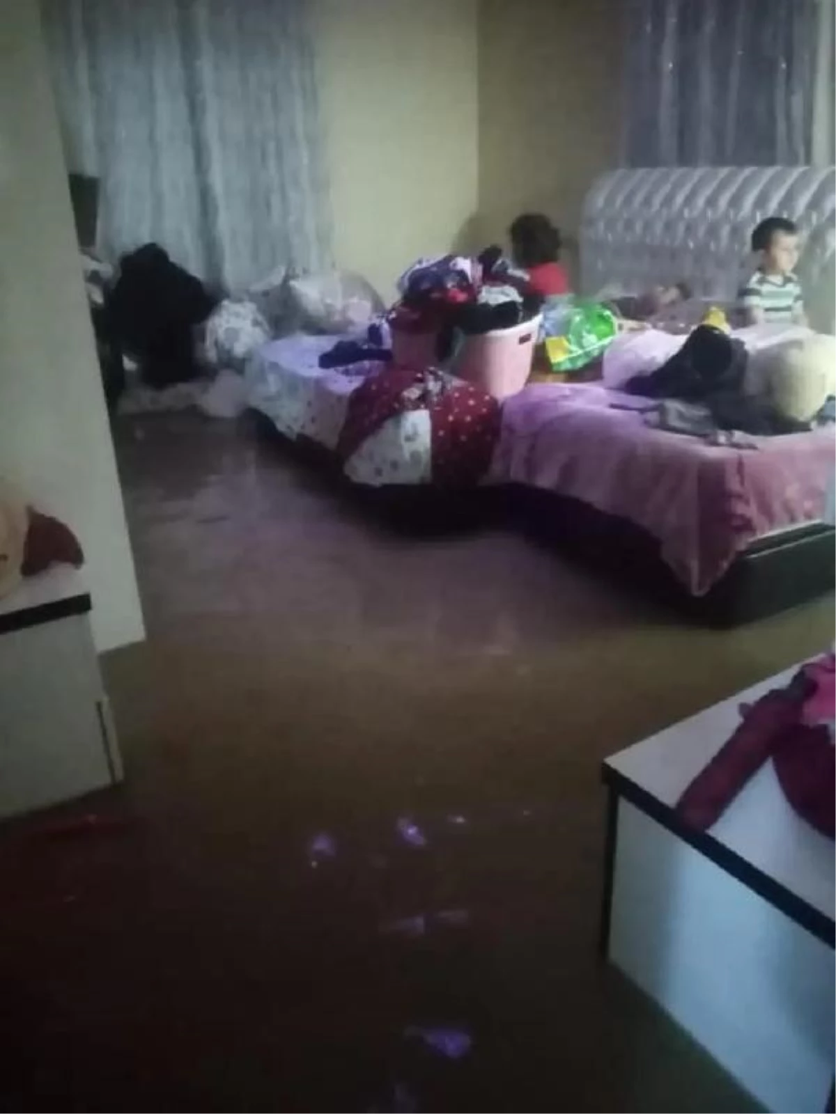 Hatay\'da şiddetli yağmur; evleri su bastı