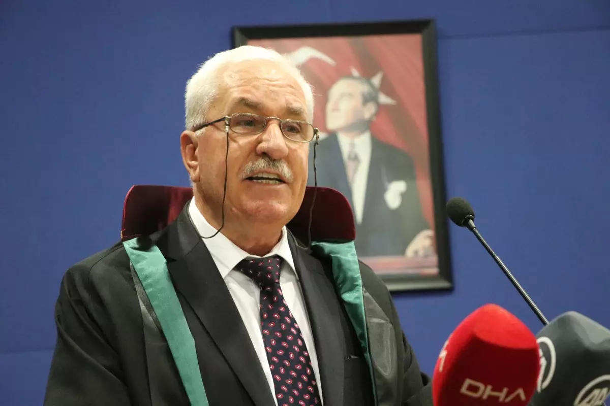 Hukuk fakültesini bitiren emekli öğretmen 70 yaşında avukat oldu