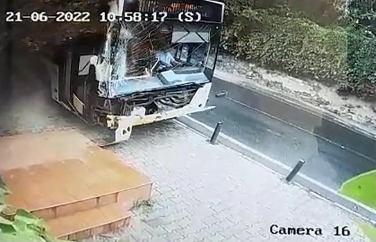 İçinde yolcuların bulunduğu İETT otobüsü kaldırıma çıktı: Faciadan dönüldü