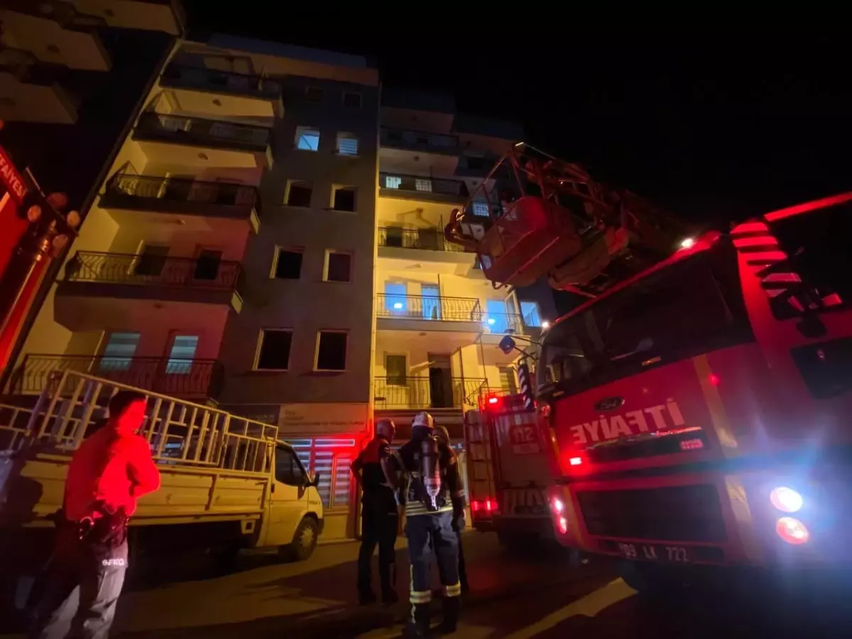 Kız öğrenci yurdunun çatısından çıkan yoğun duman öğrencileri sokağa döktü