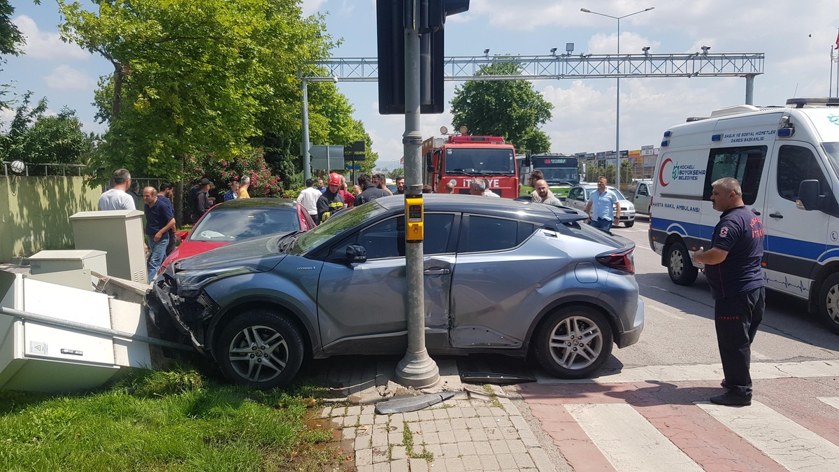 Kocaeli\'de iki otomobilin çarpışması sonucu 2 kişi yaralandı