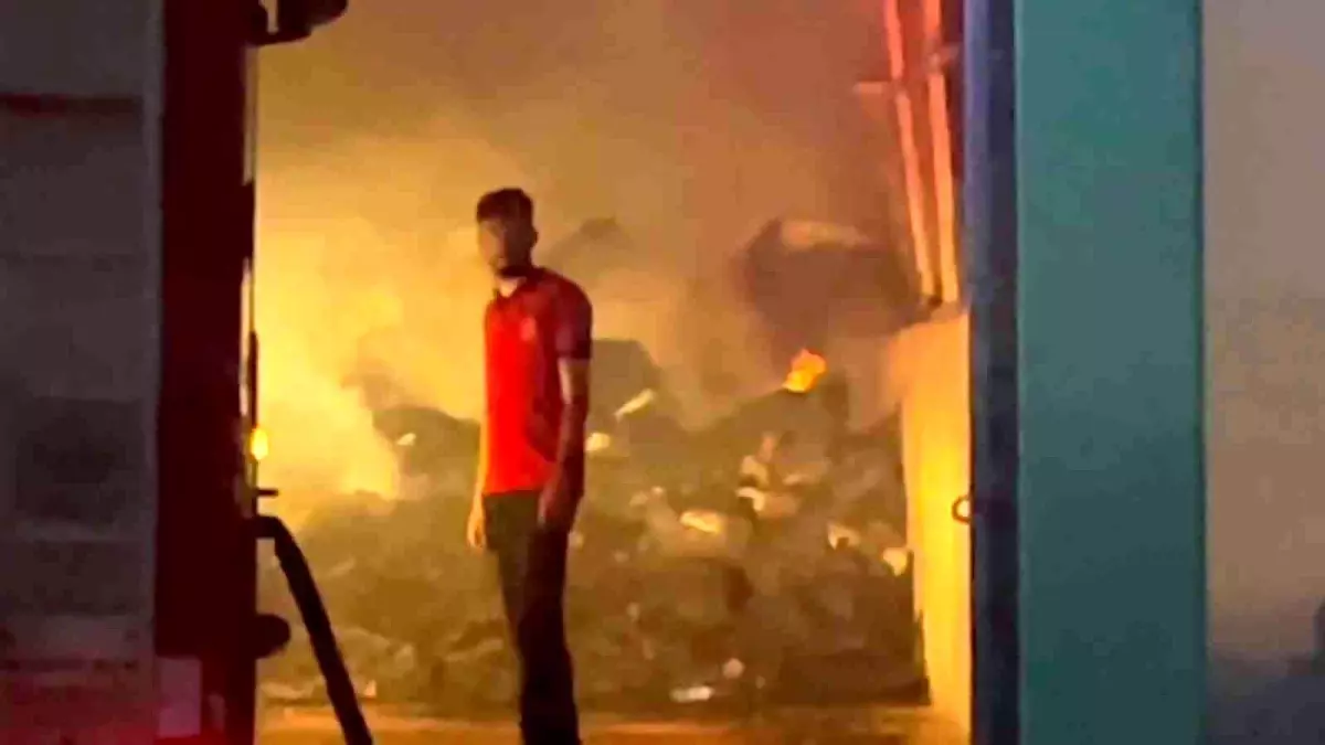 Kurulma aşamasındaki yağ fabrikası alevlere teslim oldu