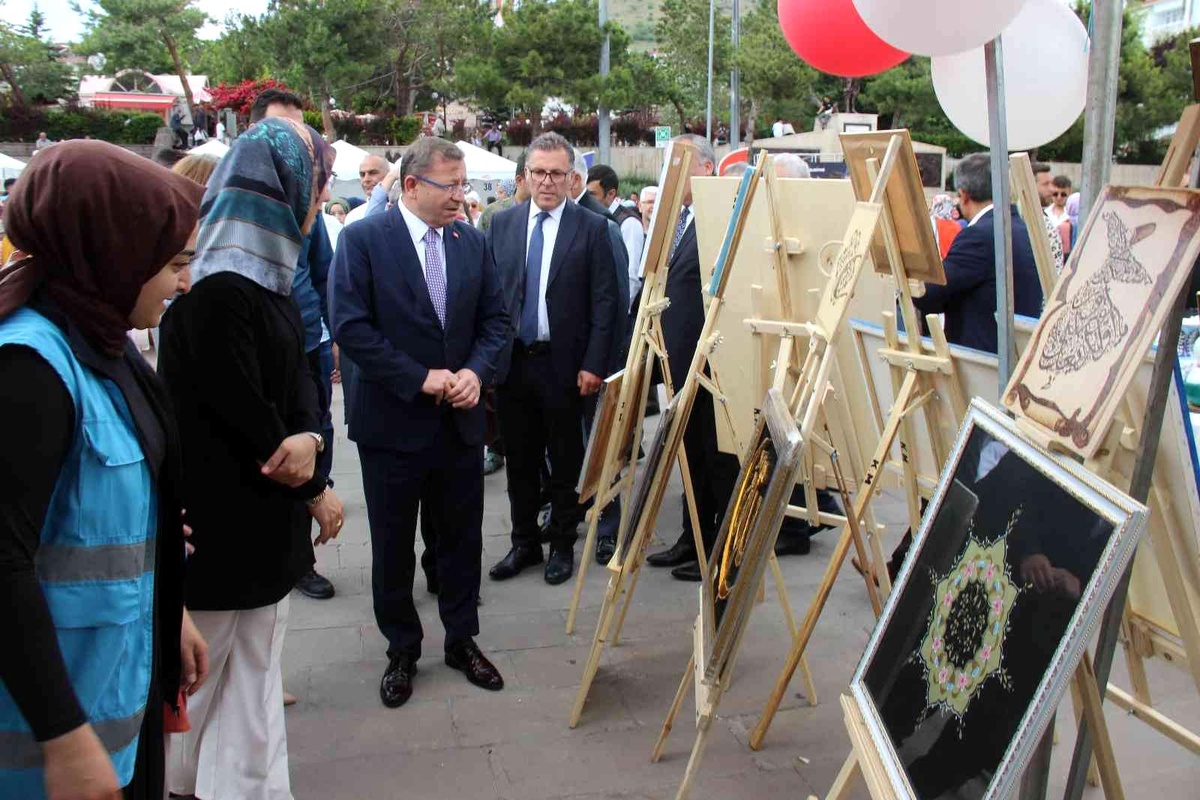 KYK\'lı öğrenciler, el emeği ürünlerini sergiledi