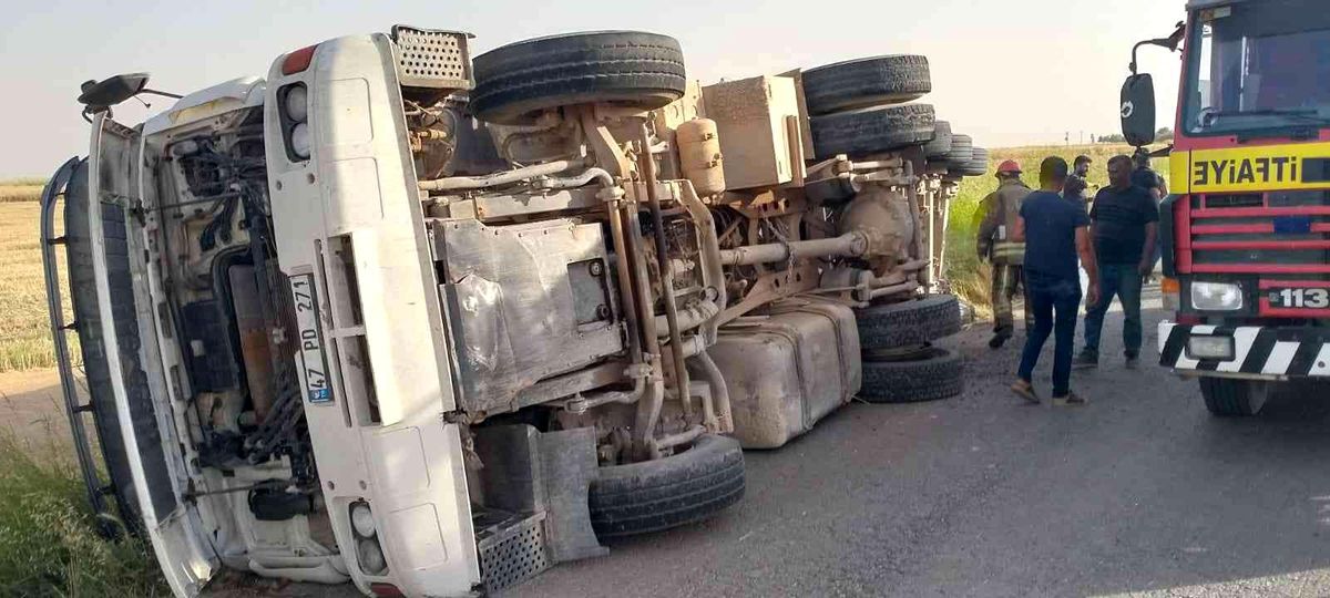 Mardin\'de buğday yüklü tır devrildi: 2 yaralı