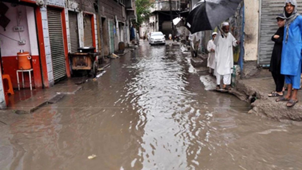 Pakistan\'da Muson Öncesi Yağmurlar Can Kaybına Yol Açtı