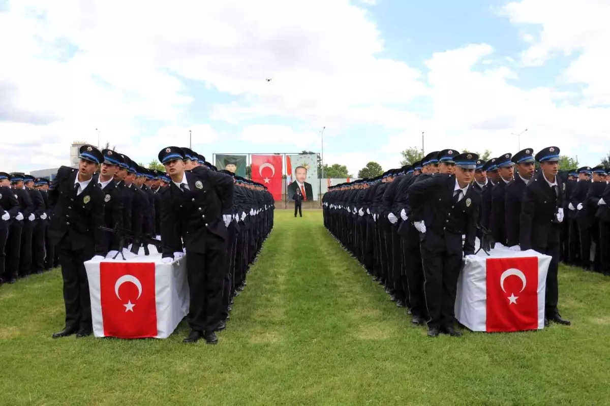 Polis Meslek Eğitim Merkezi'nde mezuniyet sevinci