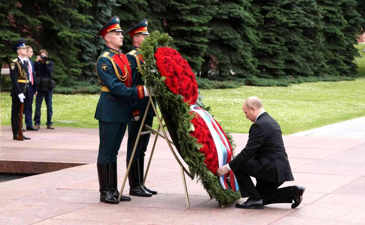 Son dakika haberleri! Putin, Meçhul Asker Anıtı\'na çelenk bıraktıİkinci Dünya Savaşı kurbanları anıldı