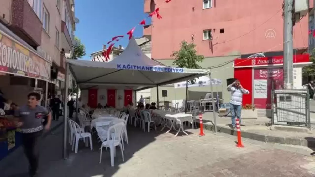 Şehit Piyade Uzman Çavuş Sercan Baş\'ın baba evi bayraklarla donatıldı