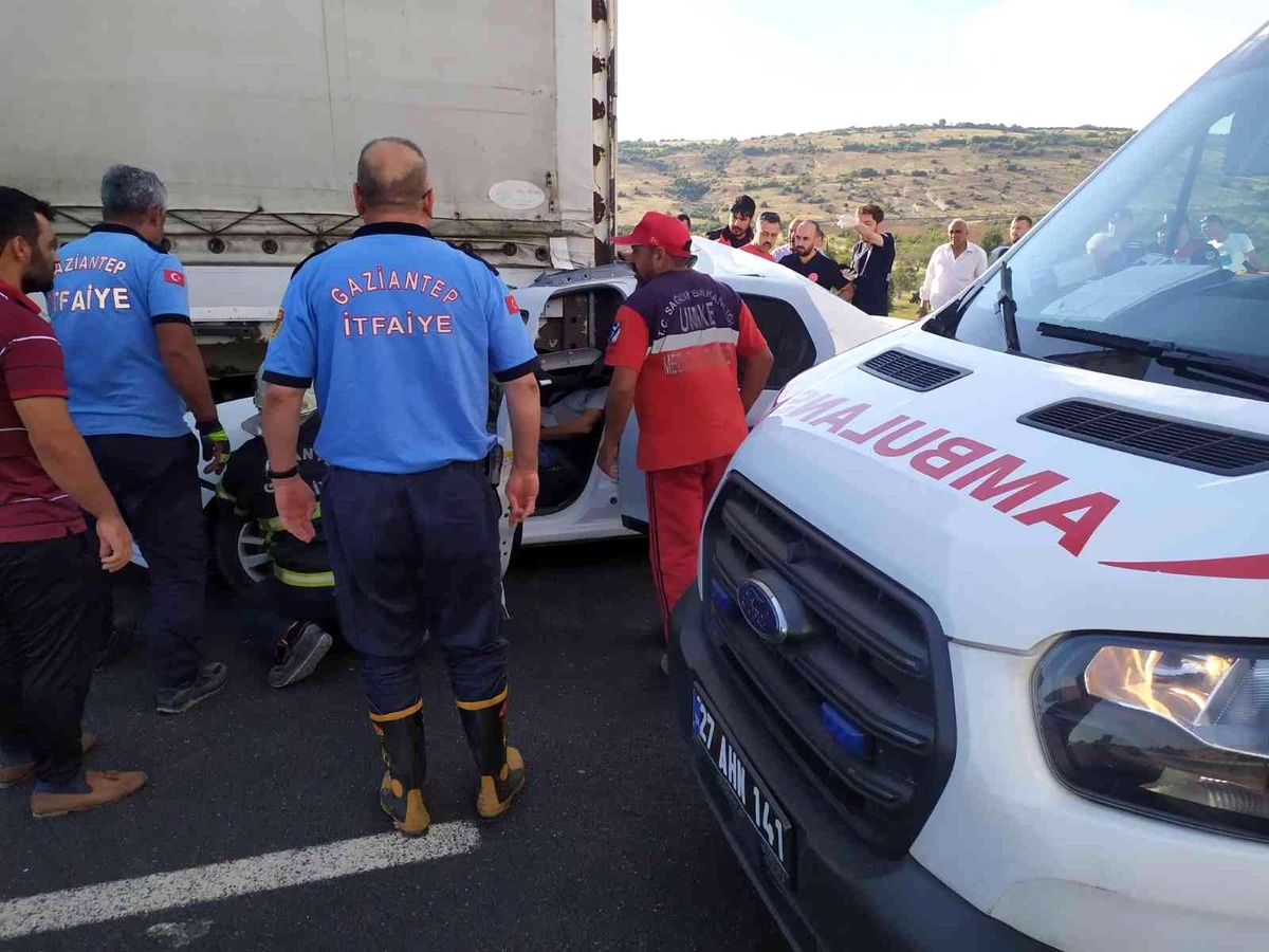 Tırın altına giren otomobilin sürücüsü öldü, 2\'si ağır 6 kişi yaralandı