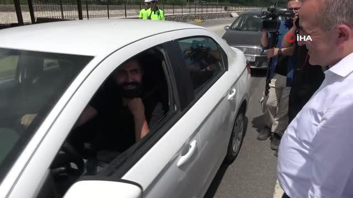 Trafik cezası kesilecek sandılar, kiraz ikram edilince şaşırdılar