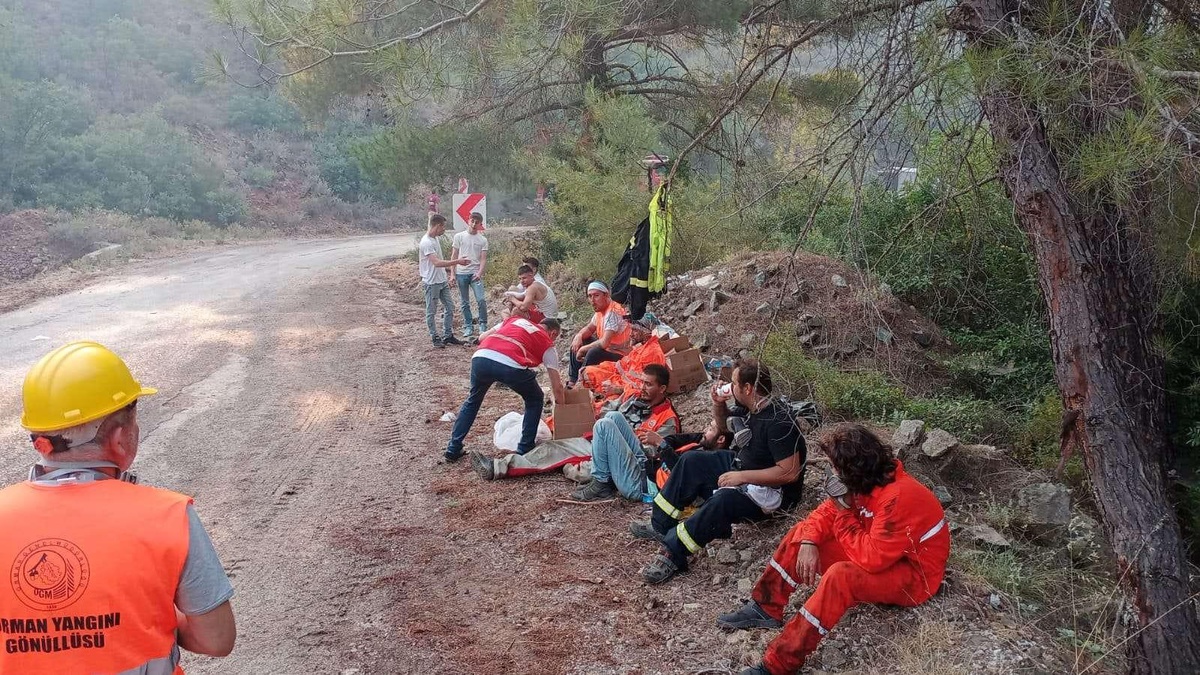 Türk Kızılaydan Marmaris\'teki orman yangınına müdahale eden ekiplere destek