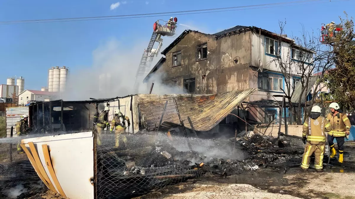 Son dakika haber... Tuzla\'da hediyelik eşya atölyesinde çıkan yangın söndürüldü