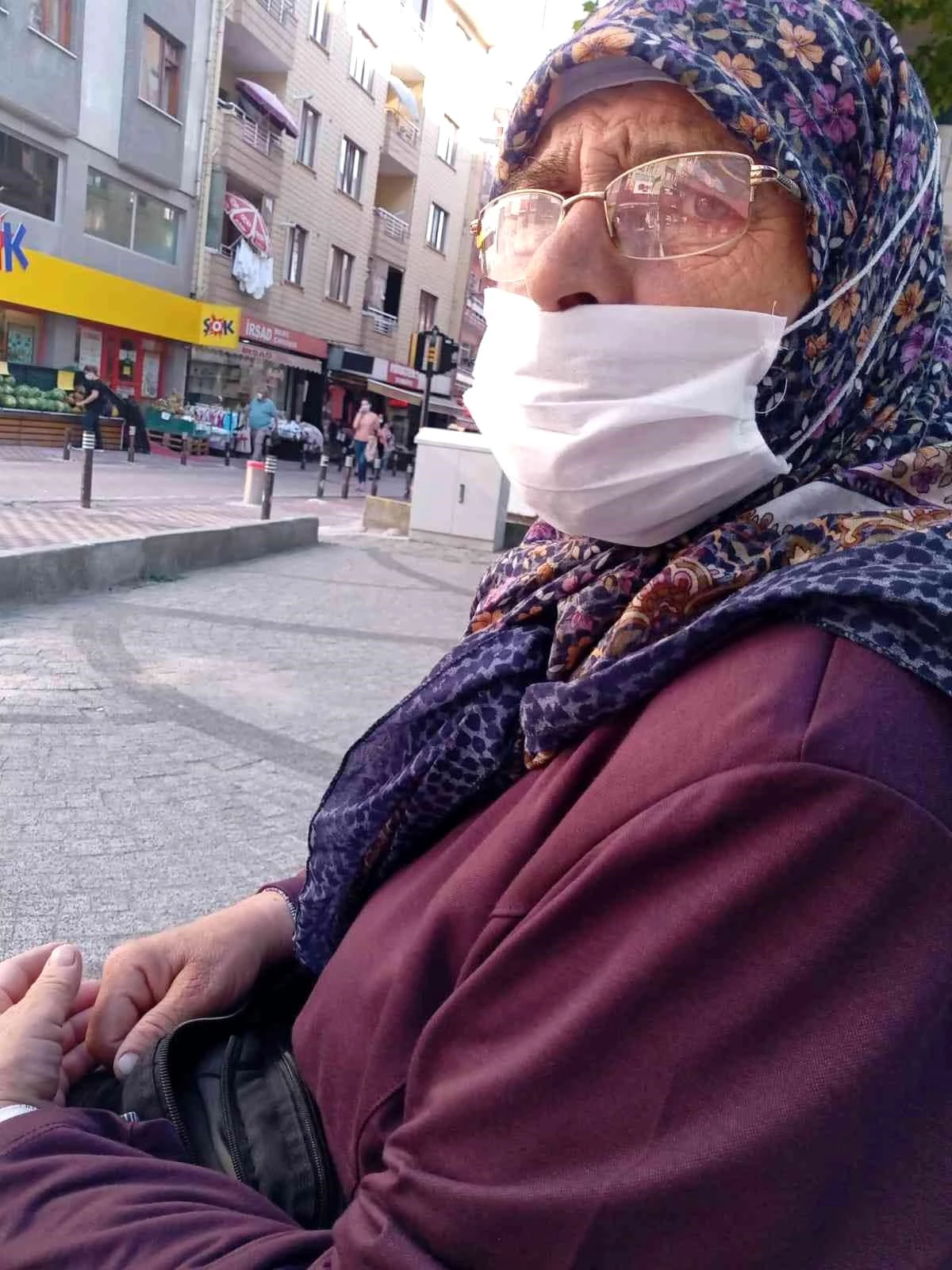 Üsküdar\'da korkunç kaza! Minibüs durakta durmayınca yolun karşısına geçmeye çalışan yaşlı kadın, aracın altında kalarak yaşamını yitirdi
