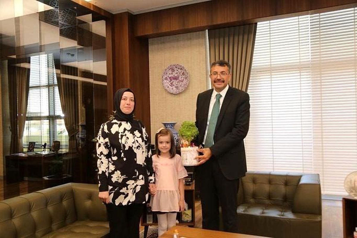 Vali Çelik, 8 yaşındaki Sevde Elizan Gökçe\'yi makamında misafir etti