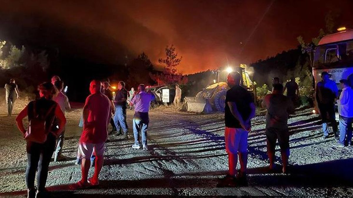 Marmaris'teki yangın yerleşim yerlerine doğru ilerliyor! Vatandaşlar tahliye ediliyor