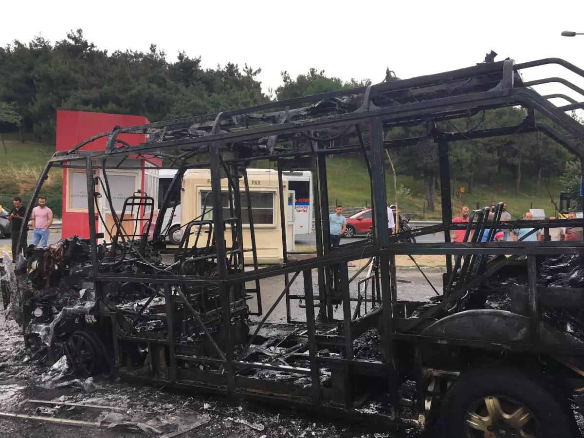 Esenler'de alev alev yanan minibüs hurdaya döndü