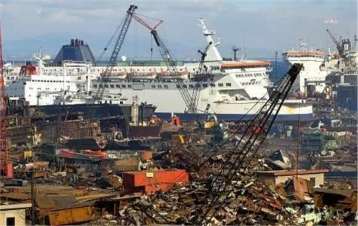 Aliağa'da Sökülen Gemide Asbest Tespit Edildiğini Duyuran Asbest Söküm Uzmanları Derneği: 'Derhal Üretim Dursun, Sağlık Taraması Yapılsın'