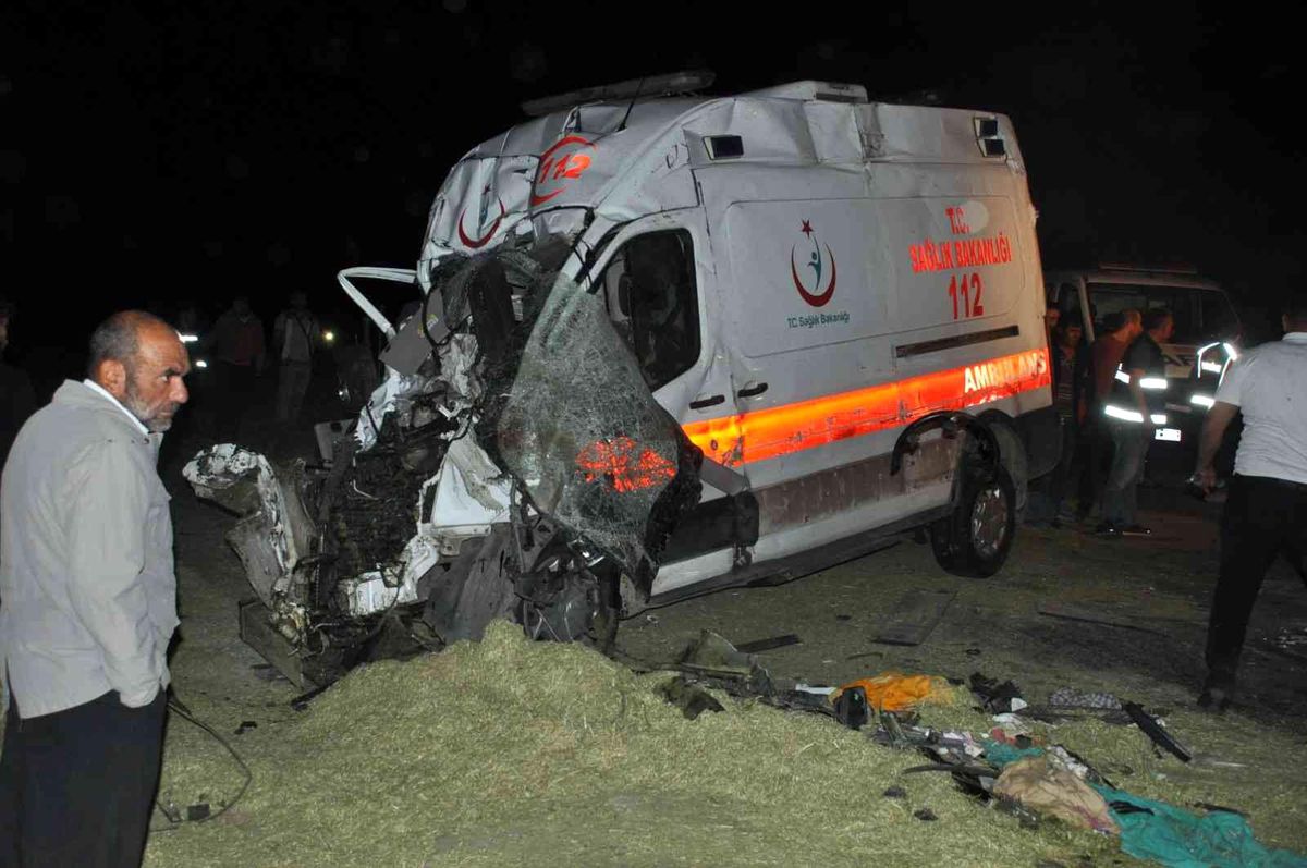 Ambulans traktöre çarptı: 5 yaralı