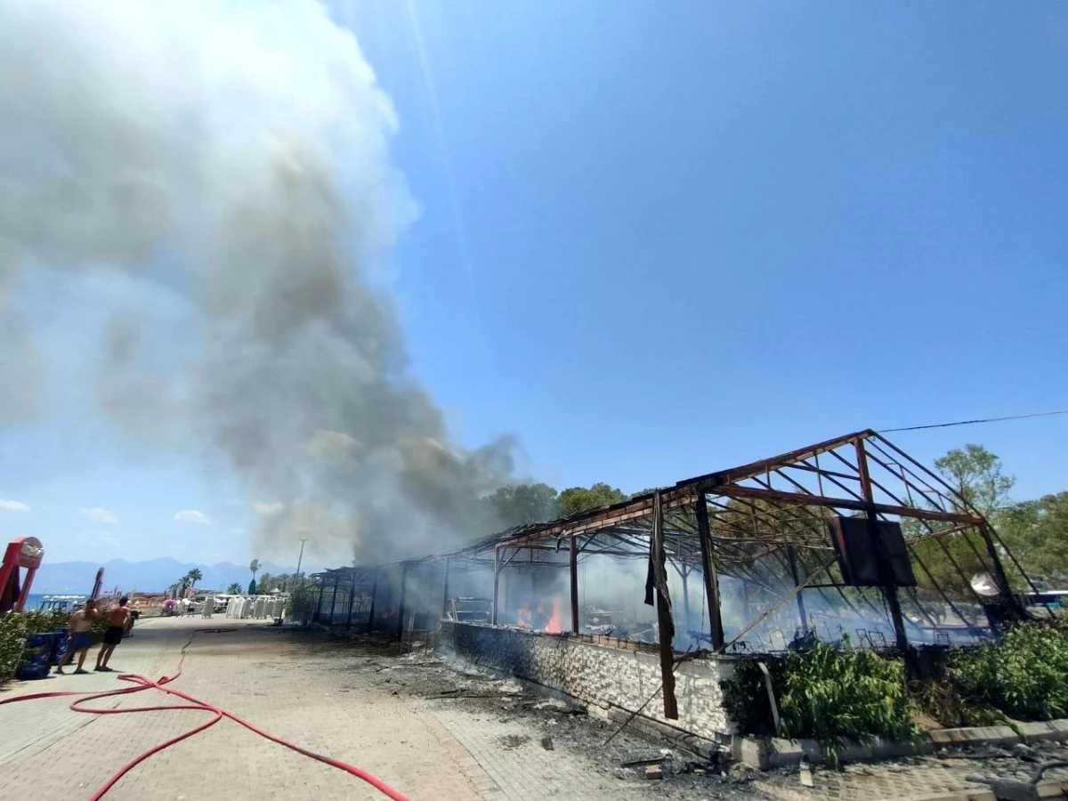 Antalya\'da plaj işletmesinde korkutan yangın