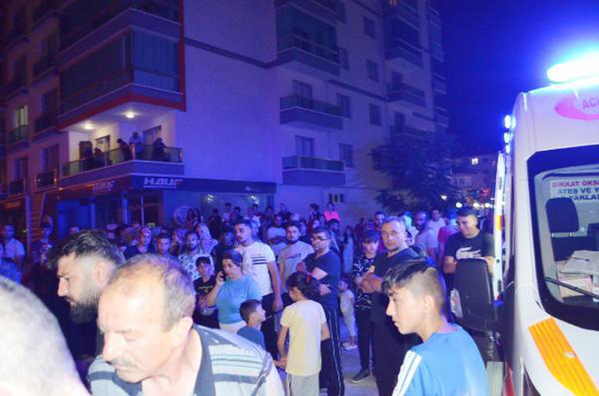 Araçta sıkışan sürücü kurtarıldı, çevrede toplananlar görüntü çekti