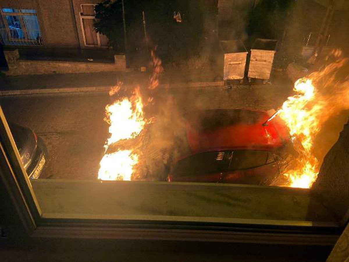 Avcılar\'da kiraladığı otomobili kundakladılar