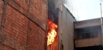 Son Dakika | Ayakkabı imalathanesinde başlayan yangın üst kata ve yan binaya sirayet etti