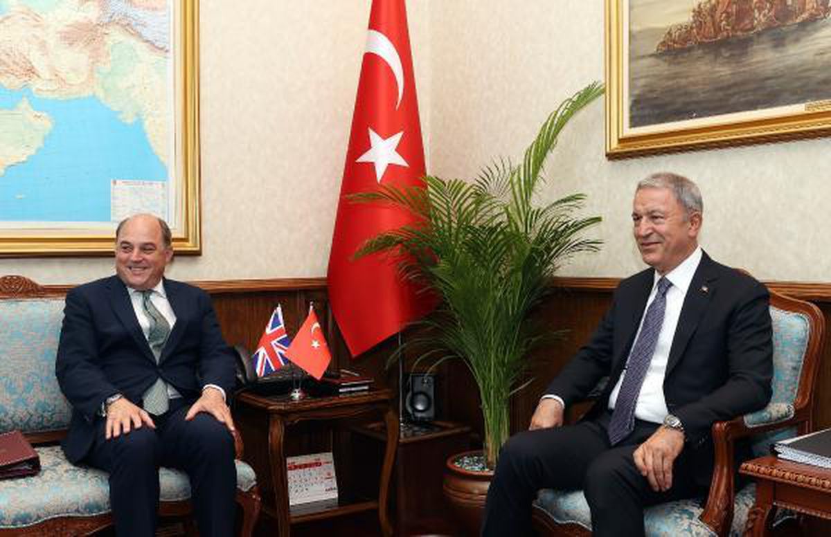 Bakan Akar, İngiliz mevkidaşı Wallace ile bir araya geldi