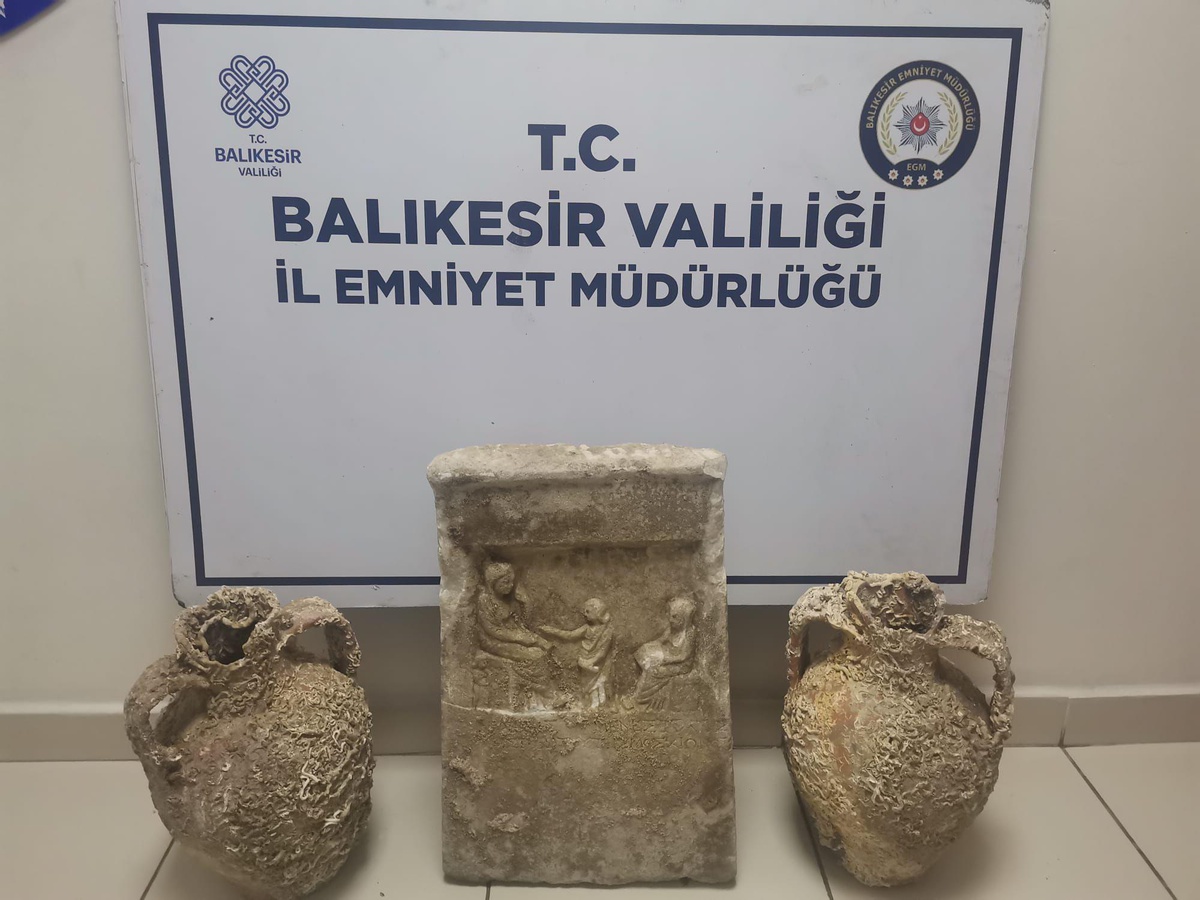 Son dakika haberleri... Balıkesir\'de tarihi eser operasyonunda mezar steli ve amfora ele geçirildi