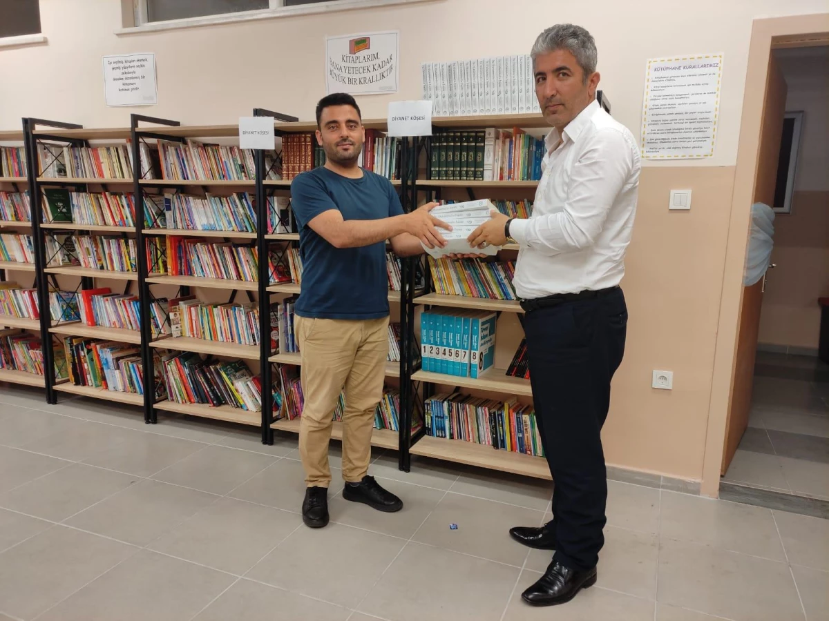 Beşiktaş\'taki ortaokulla liselere Diyanet Yayınlarının kitap setleri dağıtıldı